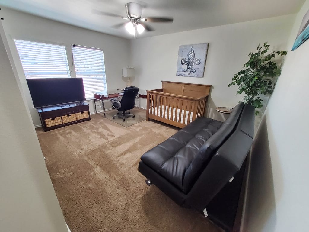 Cozy room featuring modern furnishings, dedicated workspace, and ample natural light. Perfect for relaxation and productivity | Dream TDY