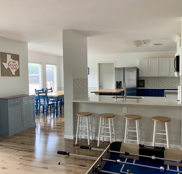 Bright, open dining and kitchen area with modern appliances, ample seating, and a cozy vibe | Dream TDY