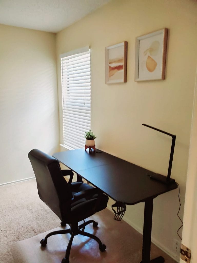 Bright workspace with modern desk and ergonomic chair, perfect for productivity. Clean and inviting atmosphere | Dream TDY