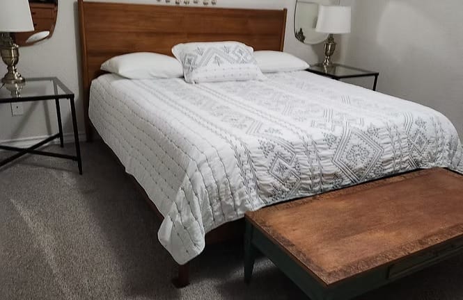 Cozy bedroom featuring a spacious queen bed, modern decor, and tidy furnishings, perfect for short-term stays | Dream TDY